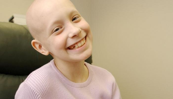 هيلي أرسينو خلال فترة علاجها من سرطان العظام وهي طفلة