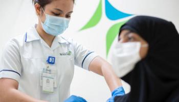 تطعيم لقاح كورونا يتواصل في الإمارات
