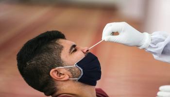 شخص يخضع لاختبار فيروس كورونا بفلسطين- أرشيفية