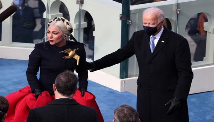 ليدي جاجا مع الرئيس الأمريكي جو بايدن أثناء حفل التنصيب