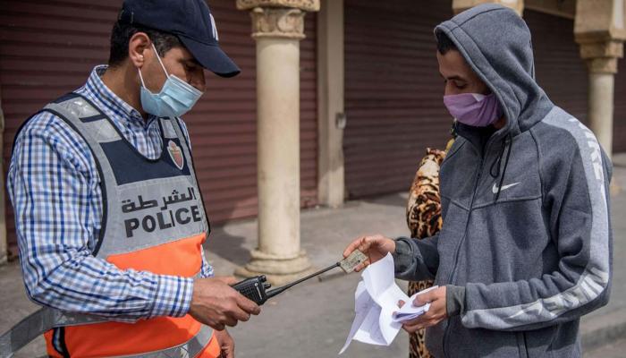 شرطي مغربي يتأكد من تطبيق إجراءات كورونا