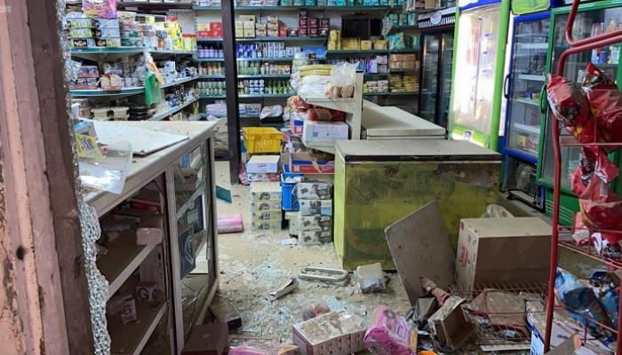 آثار المقذوف الحوثي في أحد محال التموين بجازان