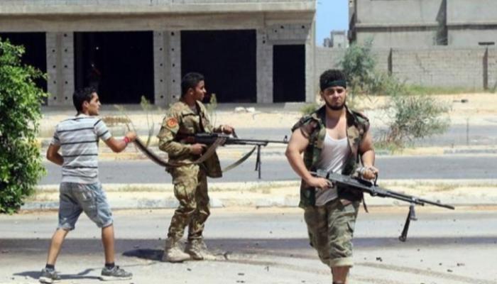 عناصر تابعة لمليشيات إرهابية في شوارع ليبيا