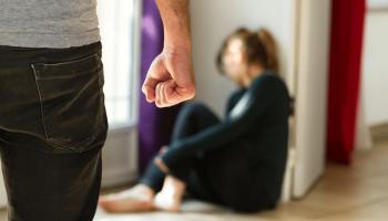 تظاهرت الضحية بطلبها للبيتزا لإنقاذ حياتها من عنف حبيبها