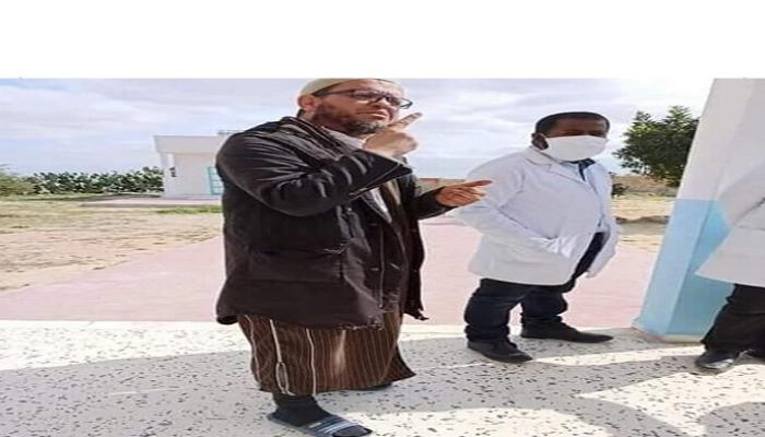 أحد المدرسين يرتدي اللباس الأفغاني بتونس