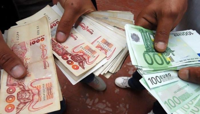 اليورو يتراجع أمام الدينار الجزائري