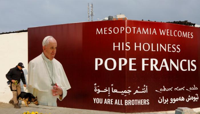 لافتات ترحيب بزيارة البابا فرنسيس إلى العراق