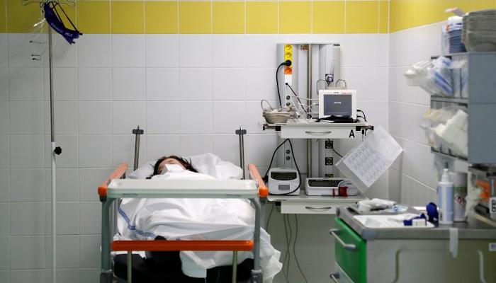 مريضة مصابة بكورونا ترقد في إحدى مستشفيات التشيك
