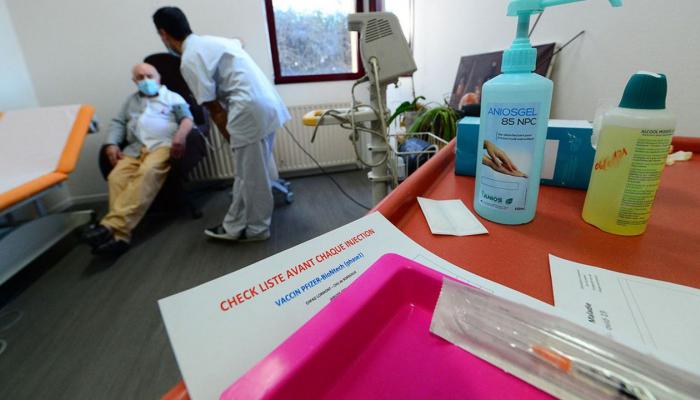 Près de 250.000 doses de vaccins ont été injectées vendredi, en France