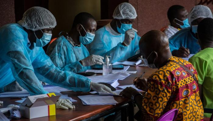 مسؤولو وزارة الصحة في غينيا يعدون استمارات التطعيم ضد إيبولا
