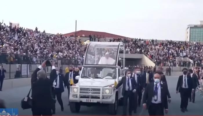 البابا فرنسيس في ملعب