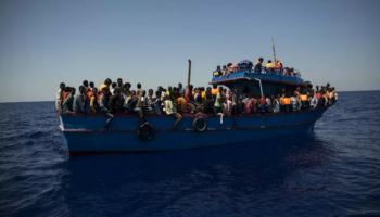 عدد من المهاجرين على متن قارب- أرشيفية