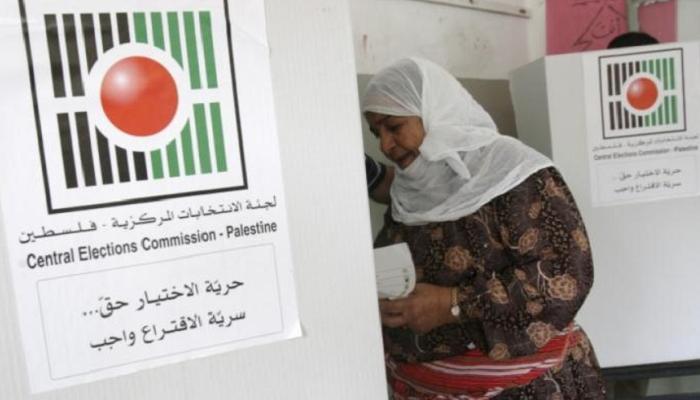 فلسطينية تسجل نفسها بمركز للانتخابات