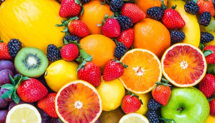 هناك أنواع من الفاكهة عليك تجنب تناولها أو الإقلال منها