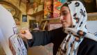 بالصور.. أردنية تخرج الحناء من أيدي النساء إلى الرسم على القماش