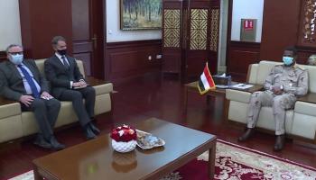 الفريق أول محمد حمدان دقلو خلال لقاء المبعوث البريطاني