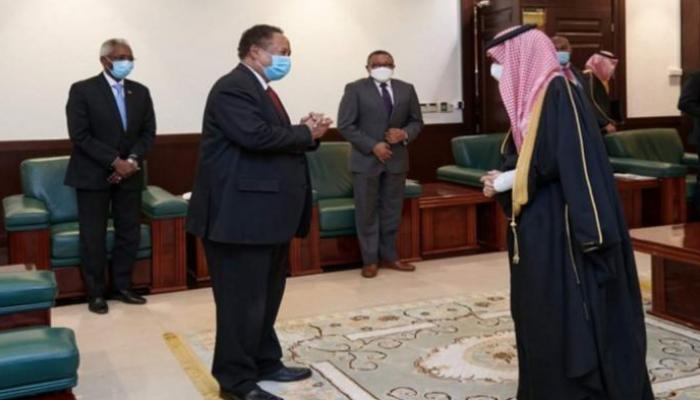 جانب من لقاء سابق لرئيس الوزراء السوداني ووزير الخارجية السعودي