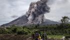 ثوران بركان جبل سينابونج بإندونيسيا.. أعمدة رماد وغاز وحجارة 
