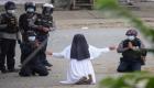 "اقتلوني بدلا منهم".. راهبة تفدي أطفالا من عنف شرطة ميانمار 