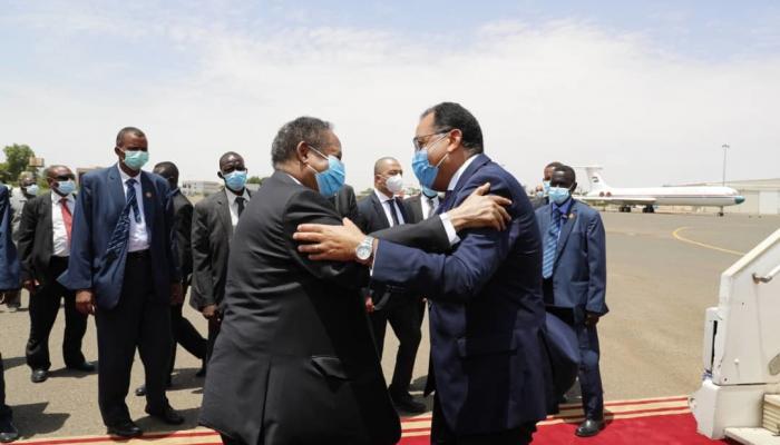 رئيس الوزراء المصري يستقبل نظيره السوداني