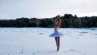 بالصور.. رقصة على الجليد لإنقاذ البيئة