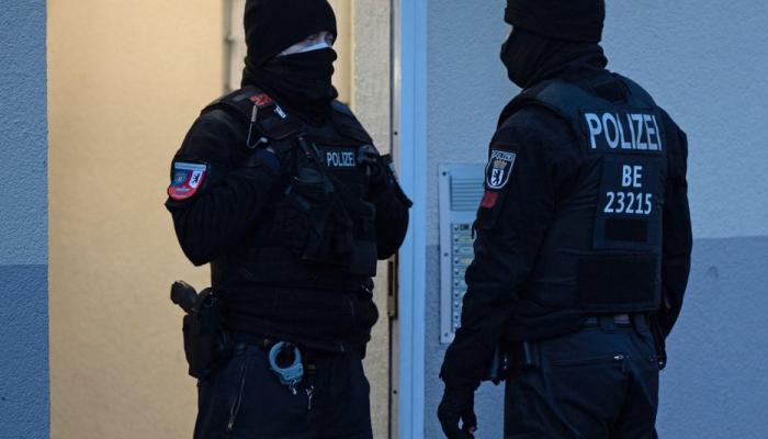 عناصر الشرطة الألمانية خلال المداهمات ضد  "توحيد برلين"