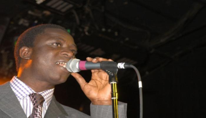 المغني والشاعر السنغالي ثيون سيك