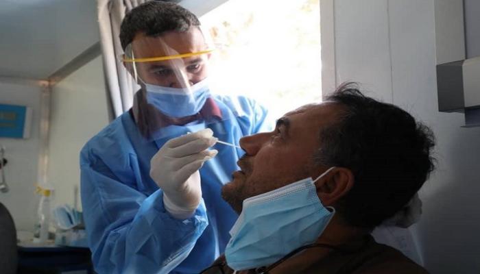 طبيب يفحص أحد المواطنين بمستشفى في ليبيا- أرشيفية