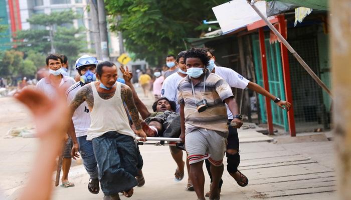 متظاهرون في ميانمار ضد الانقلاب يحملون مصابا