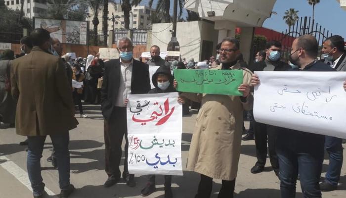 تظاهرة حاشدة تطالب حماس بصرف رواتب كاملة