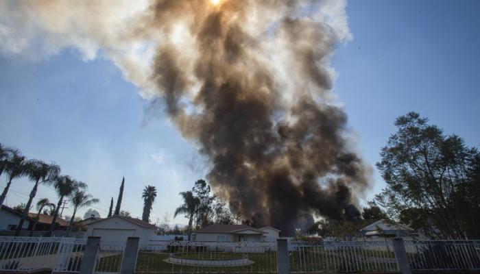 انفجار ألعاب نارية بمنزل في كاليفورنيا 