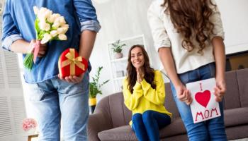أم تتلقى هدية من زوجها وابنتها في عيد الأم