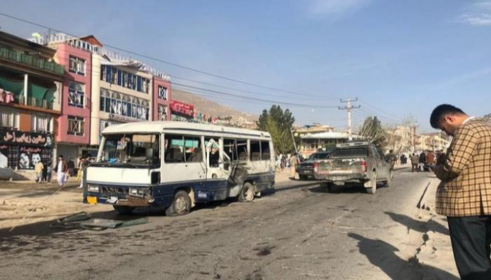 آثار الانفجار على الحافلة الأفغانية - وسائل إعلام