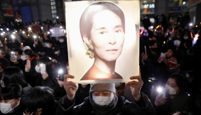 متضامنون مع زعيمة ميانمار المعتقلة يرفعون صورتها