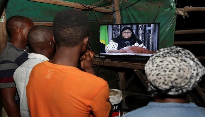 مواطنون في تنزانيا يتابعون آخر المستجدات في البلاد