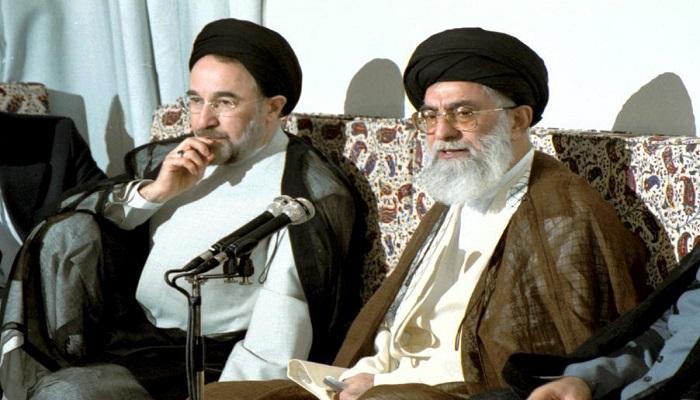 الرئيس الإيراني الأسبق محمد خاتمي والمرشد علي خامنئي خلال لقاء سابق