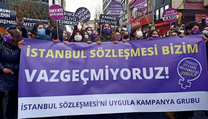 من إحدى الوقفات الاحتجاجية النسائية بتركيا