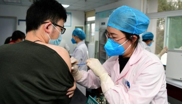 الصين تكثف حملة التطعيم بلقاحات كوفيد-19