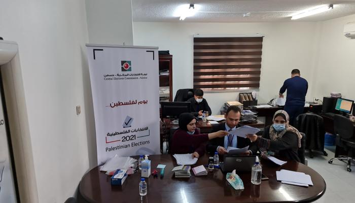 لجنة الانتخابات الفلسطينية تستقبل أوراق القوائم في غزة