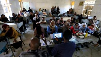 طلاب من الصم في كلية الفنون الجميلة بجامعة الخرطوم