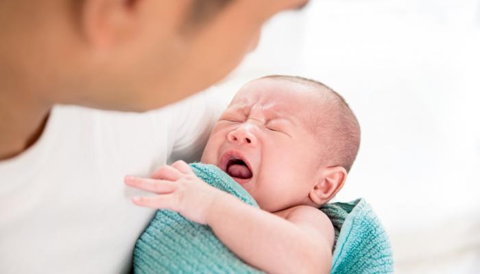 الارتجاع عند الرضع يعود لأسباب عديدة منها البكاء كثيرا
