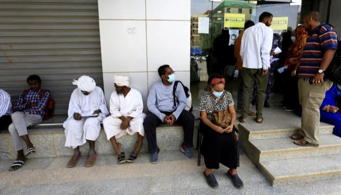 سودانيون خارج شركة لتحويل الأموال - رويترز