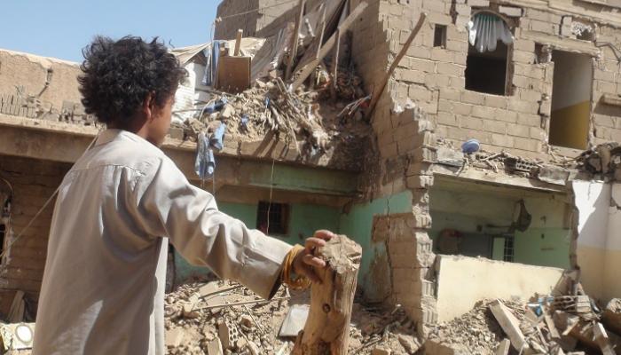طفل يمني ينظر لحطام منزله الذي دمرته صواريخ الحوثي- أرشيفية