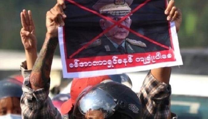 المتظاهرون في ميانمار يندودون بالانقلاب رافعين صورة قائد الجيش