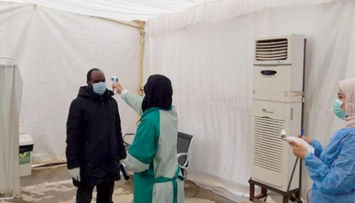 طبيبه تفحص أحد المواطنين بمستشفى في ليبيا