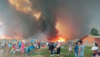 ألسنة الدخان تتصاعد من موقع الحريق