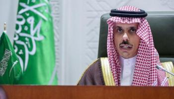 الأمير فيصل بن فرحان أثناء إعلان مبادرة السعودية