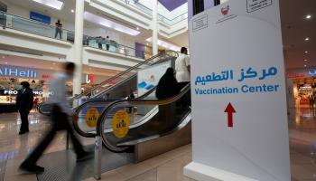 البحرين تحول مجمعا تجاريا لمركز تطعيم