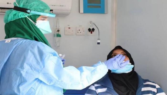 طبيبة تفحص مواطنة بمستشفى ليبي (أرشيفية)