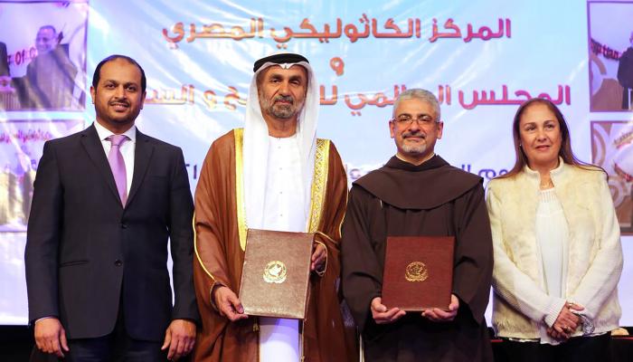 صورة بعد توقيع المذكرة بين المجلس العالمي للتسامح والمركز الكاثوليكي للسينما